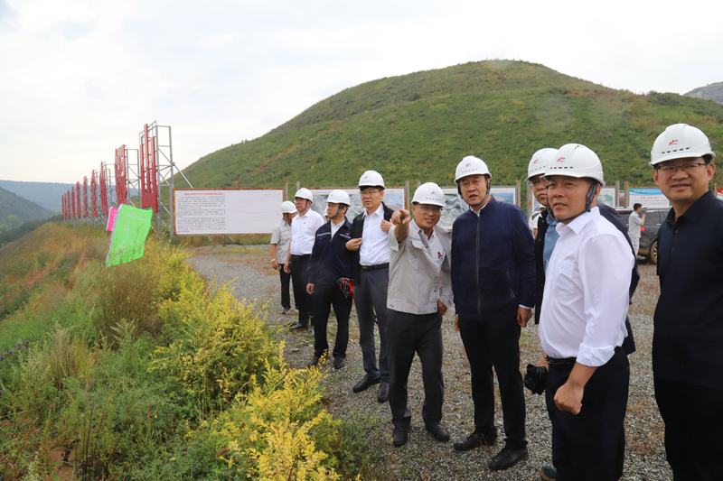 1在赤峰退城入園項(xiàng)目察看礦山資源整合情況