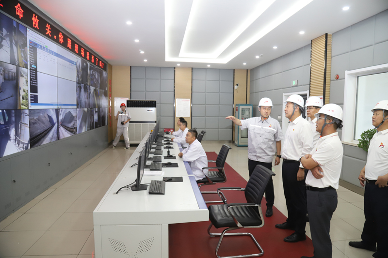 在工源公司察看生產(chǎn)線運(yùn)行情況